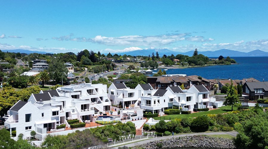 Lake Edge Resort - NZ